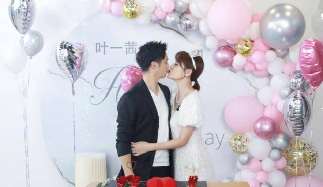 金莎与小19岁男友疑似合约情侣：揭秘娱乐圈的炒作与真实